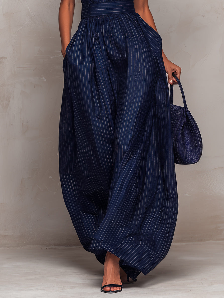 Anna – Combinaison bleu foncé à rayures avec décolleté goutte et pantalon à jambe large
